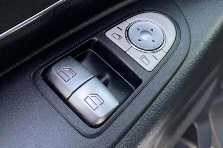 Hvid Mercedes eVito 112 fra 2022 set indefra
