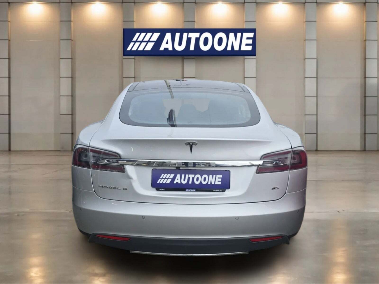 Sølv Tesla Model S fra 2014