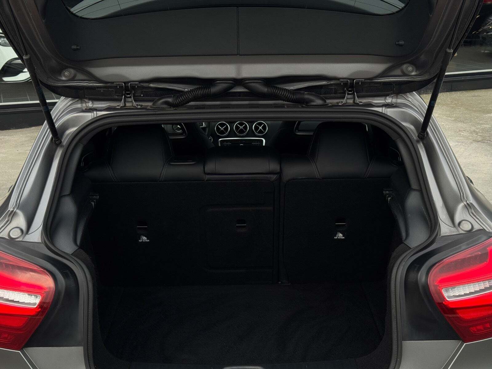 Grå Mercedes A45 fra 2015