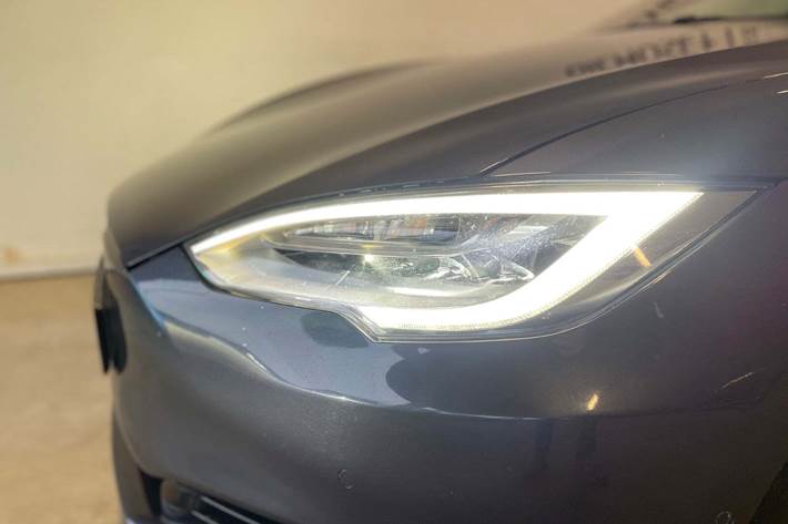 Grå Tesla Model S fra 2020