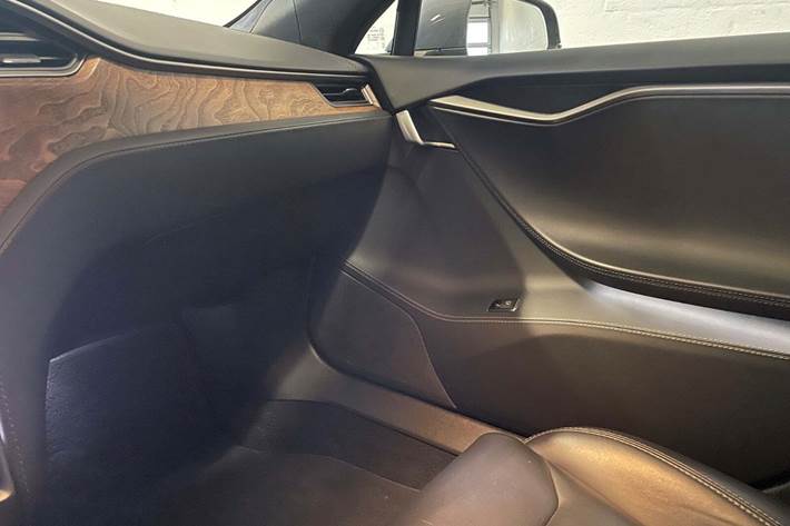 Grå Tesla Model S fra 2020