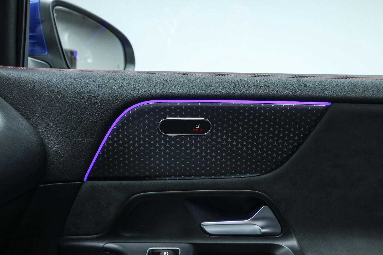 Blå Mercedes EQA250+ fra 2024