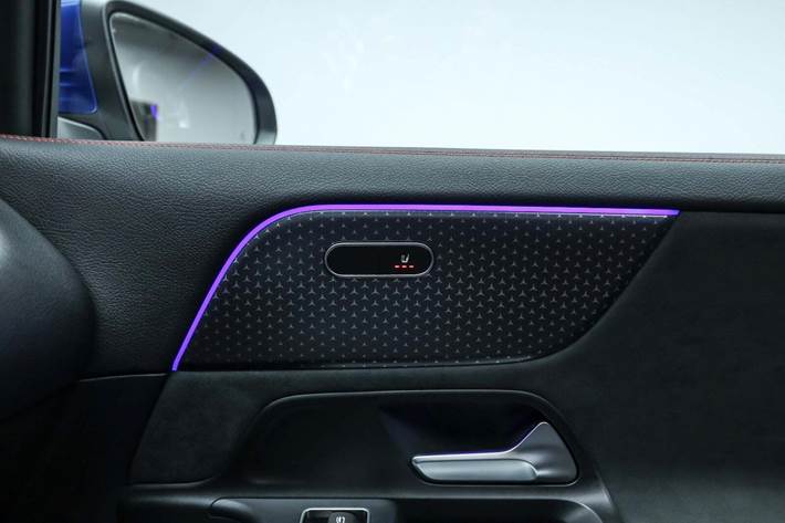 Blå Mercedes EQA250+ fra 2024