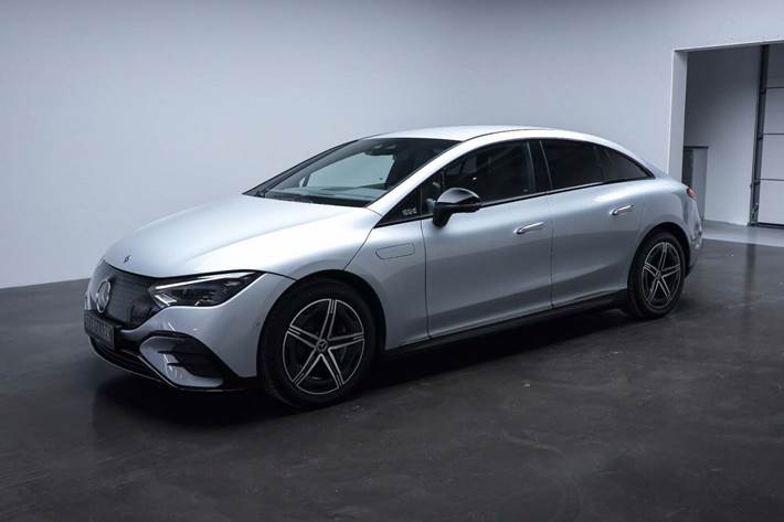 Sølv Mercedes EQE350+ fra 2025 set udefra
