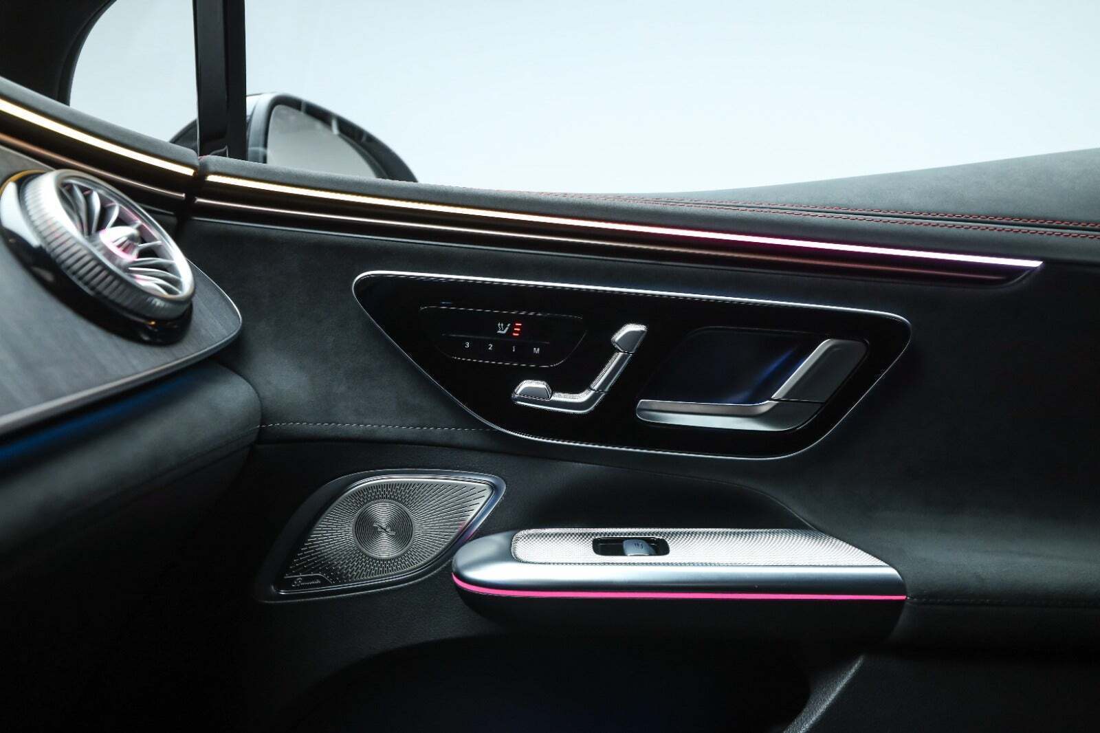 Sølv Mercedes EQE350+ fra 2025