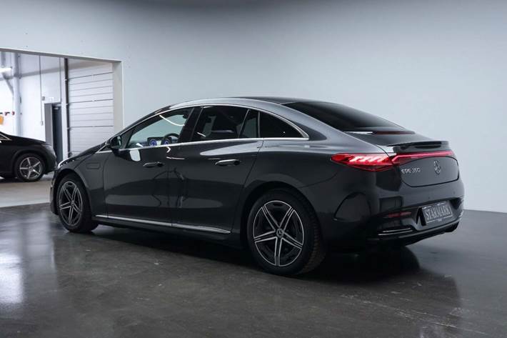 Grå Mercedes EQE350 fra 2024