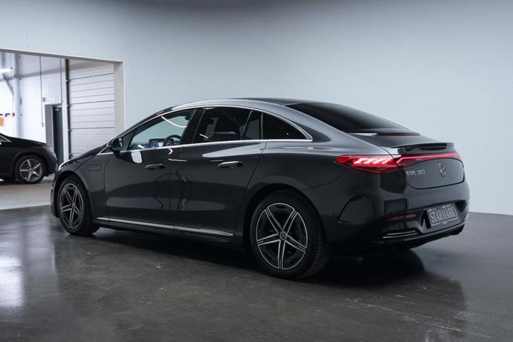 Grå Mercedes EQE350 fra 2024