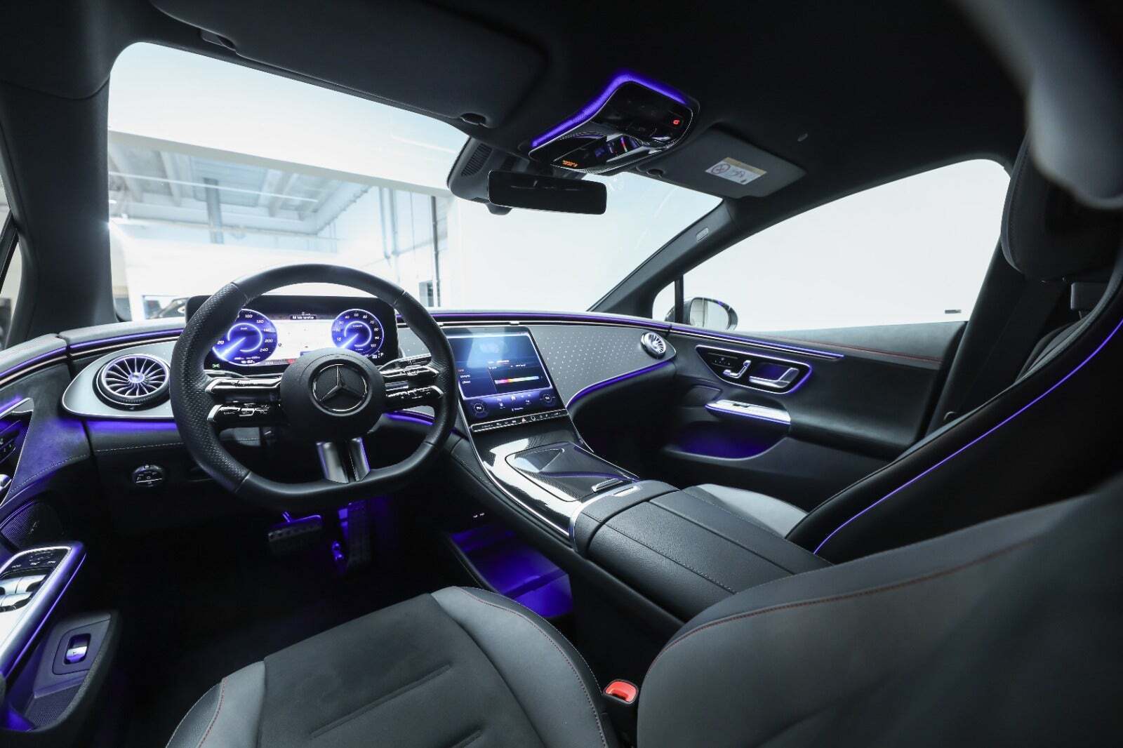 Grå Mercedes EQE350 fra 2024