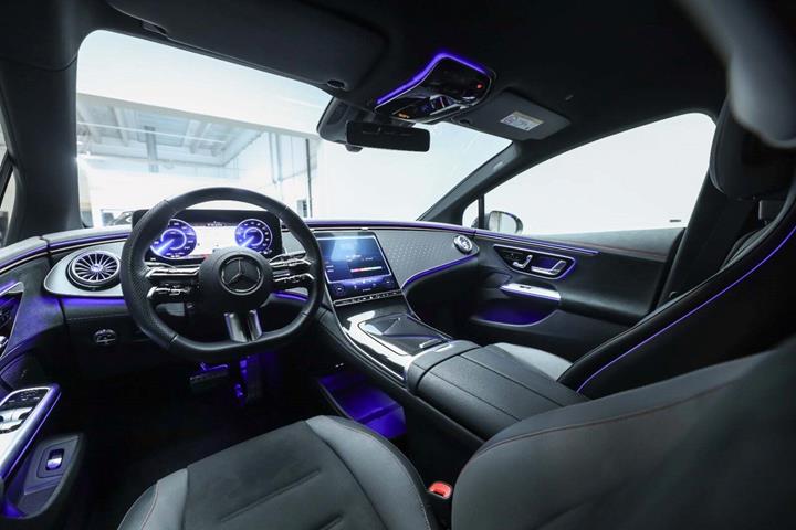 Grå Mercedes EQE350 fra 2024