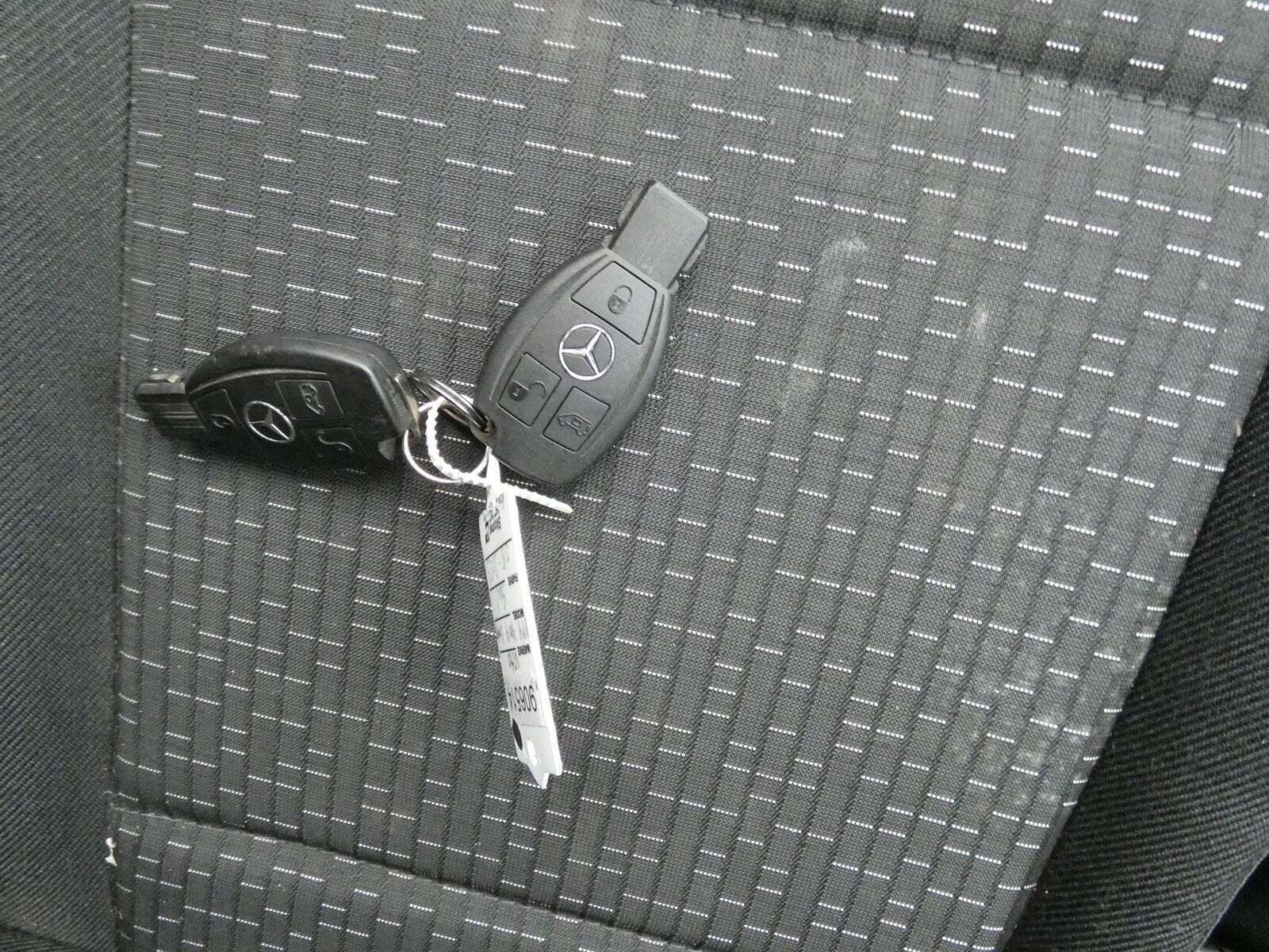 Gul Mercedes Vito 114 fra 2023