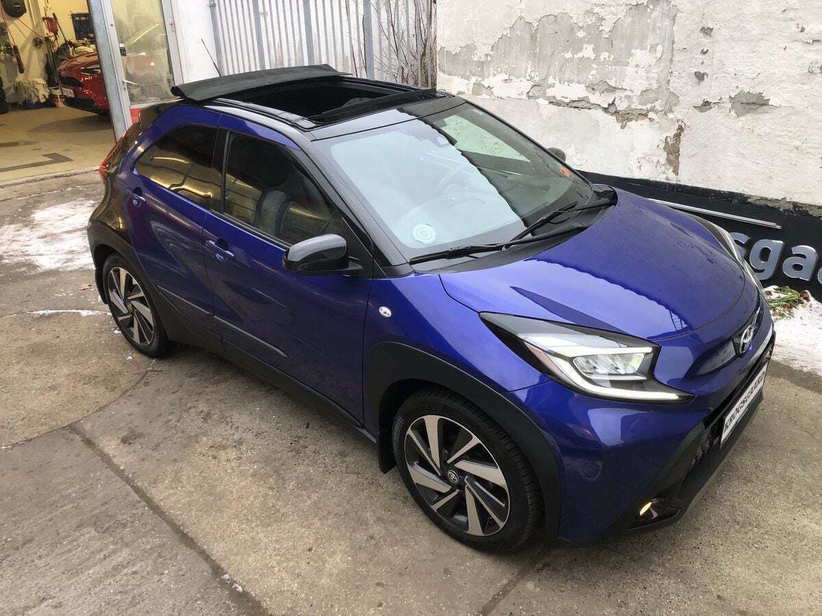 Blå Toyota Aygo X fra 2023