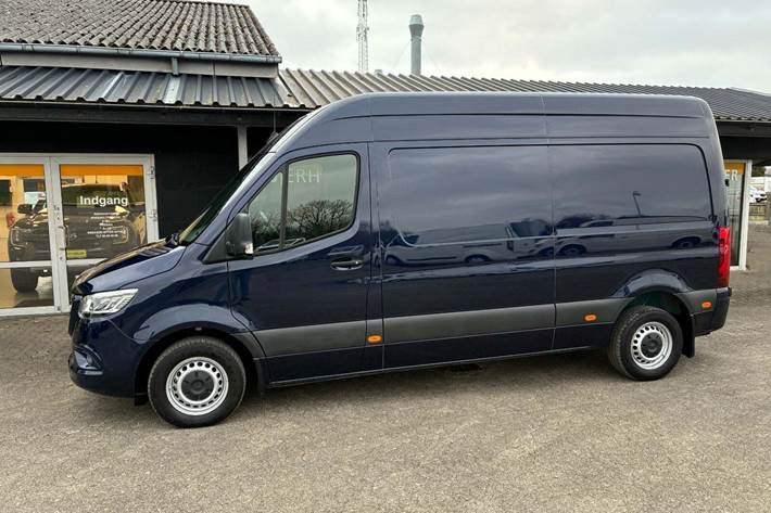 Blå Mercedes Sprinter 215 fra 2022