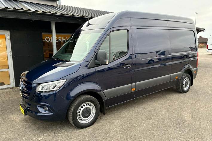 Blå Mercedes Sprinter 215 fra 2022