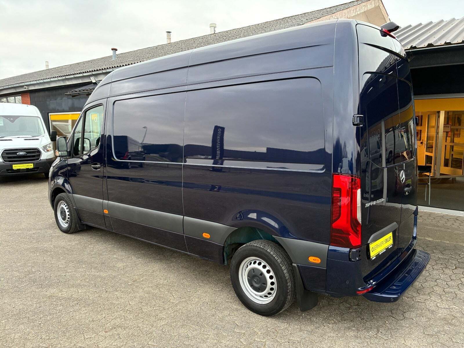 Blå Mercedes Sprinter 215 fra 2022