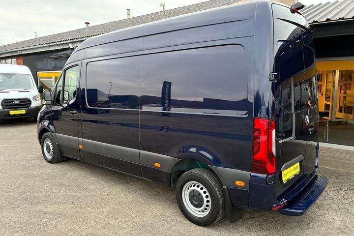 Blå Mercedes Sprinter 215 fra 2022