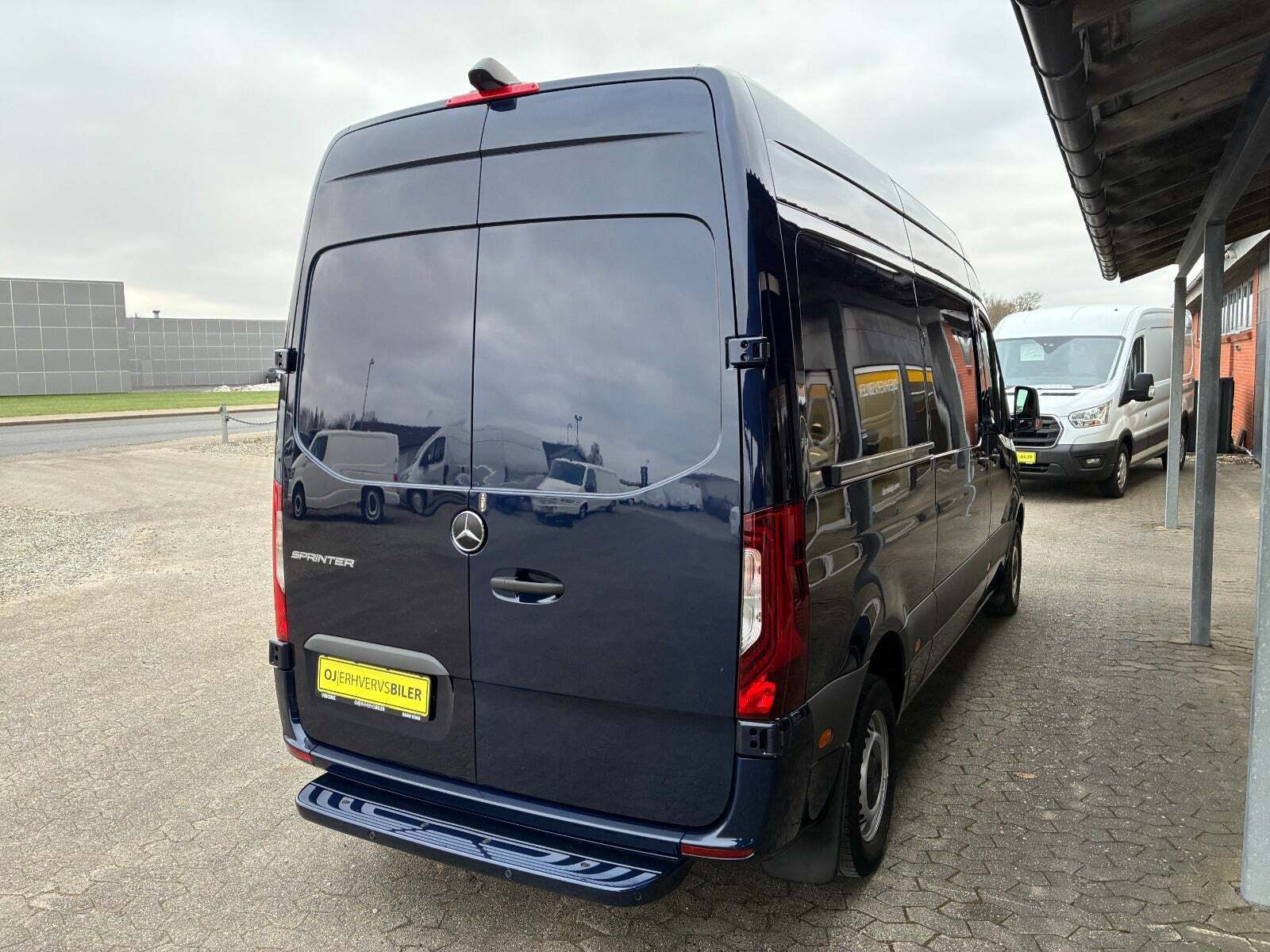 Blå Mercedes Sprinter 215 fra 2022