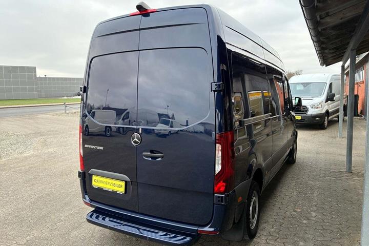 Blå Mercedes Sprinter 215 fra 2022
