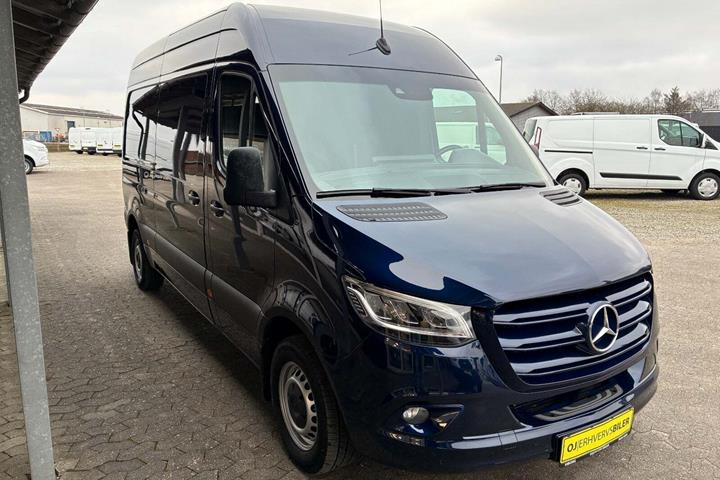Blå Mercedes Sprinter 215 fra 2022 set udefra
