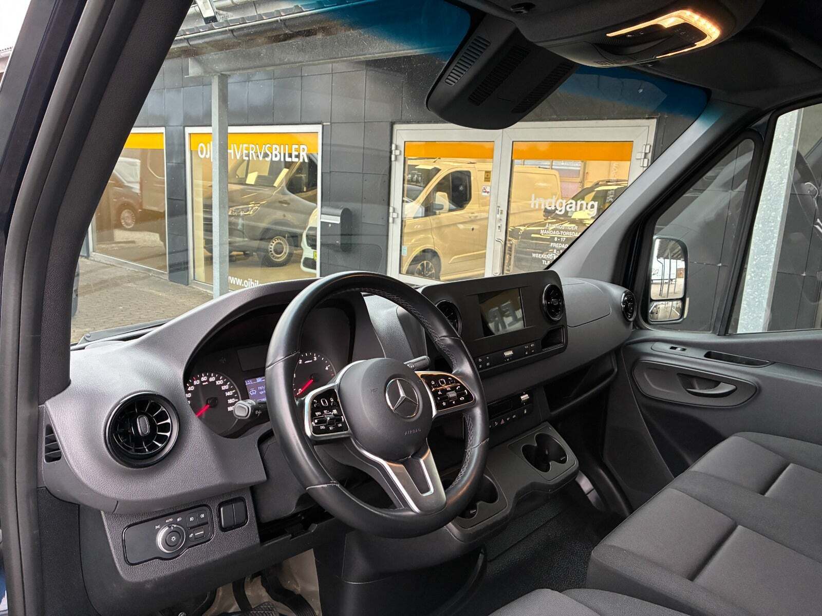 Blå Mercedes Sprinter 215 fra 2022 set indefra