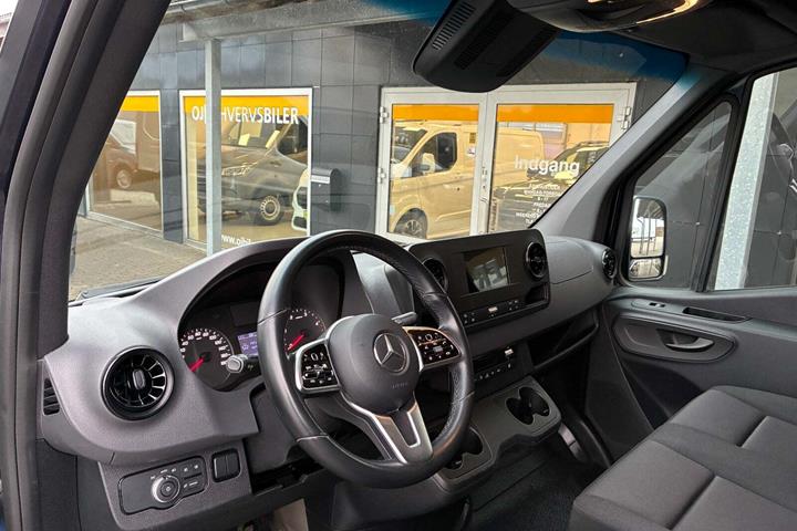 Blå Mercedes Sprinter 215 fra 2022 set indefra