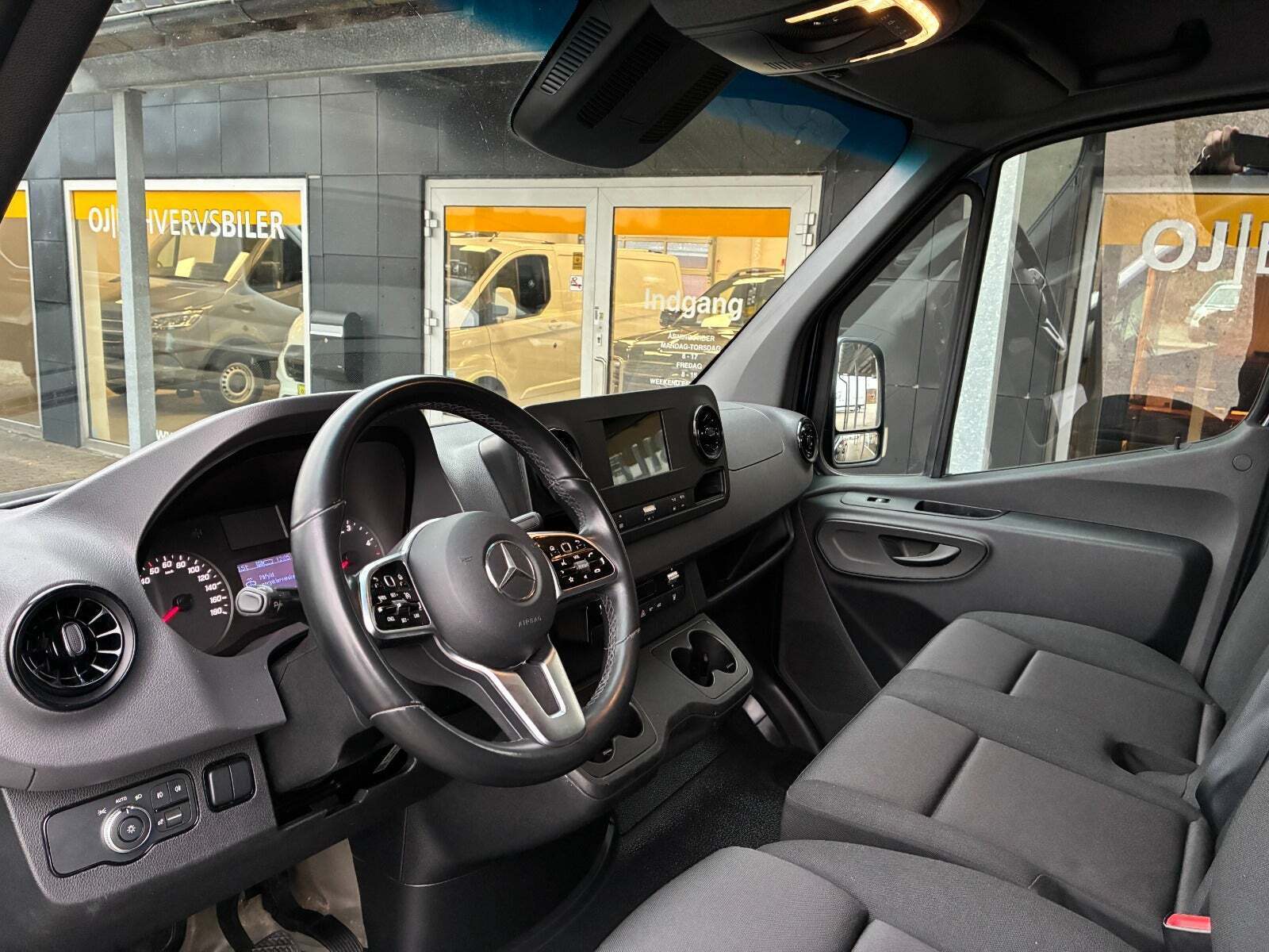 Blå Mercedes Sprinter 215 fra 2022 set indefra