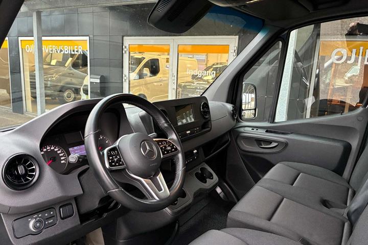 Blå Mercedes Sprinter 215 fra 2022 set indefra