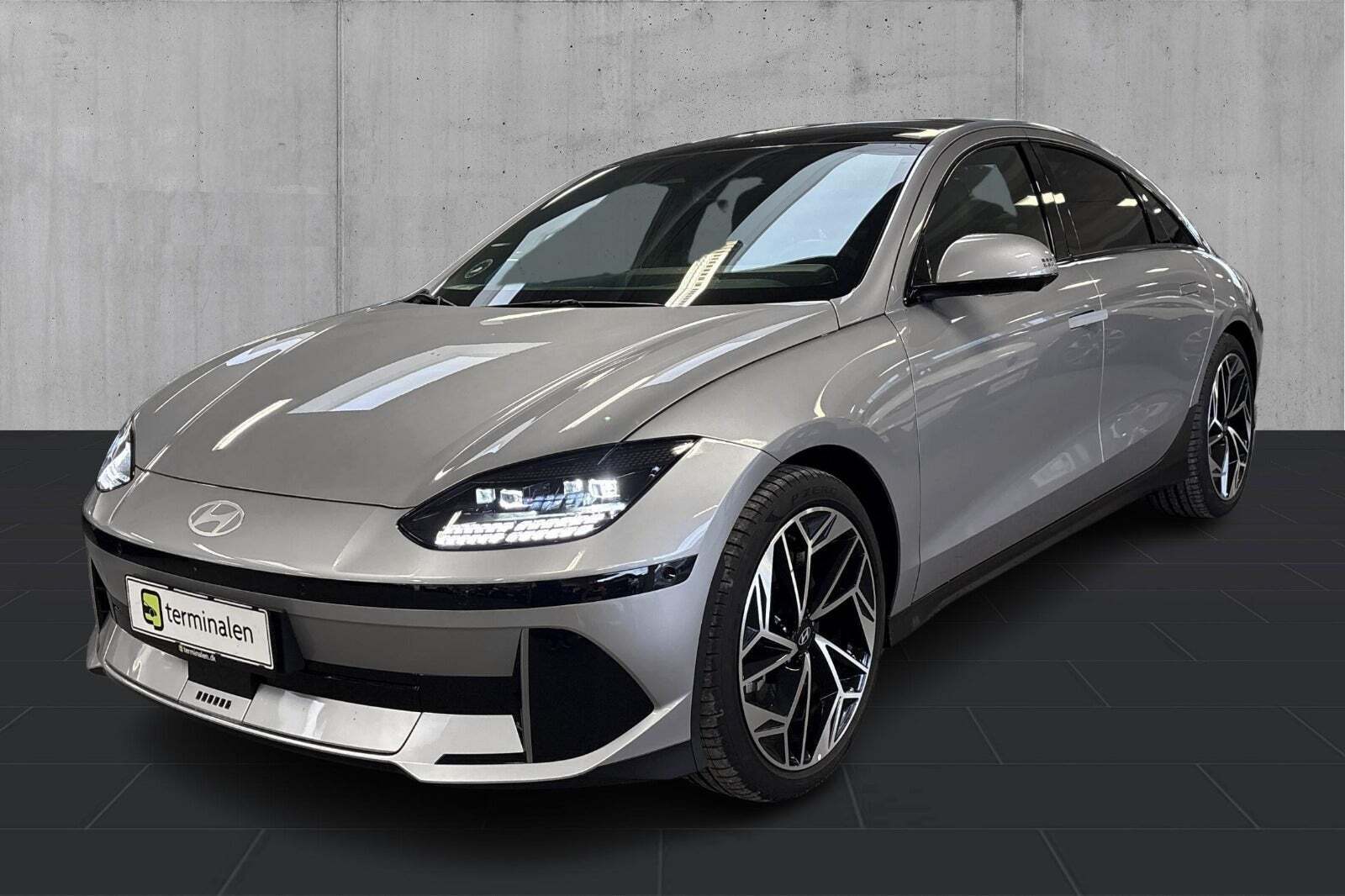 Grå Hyundai Ioniq 6 fra 2023 set udefra