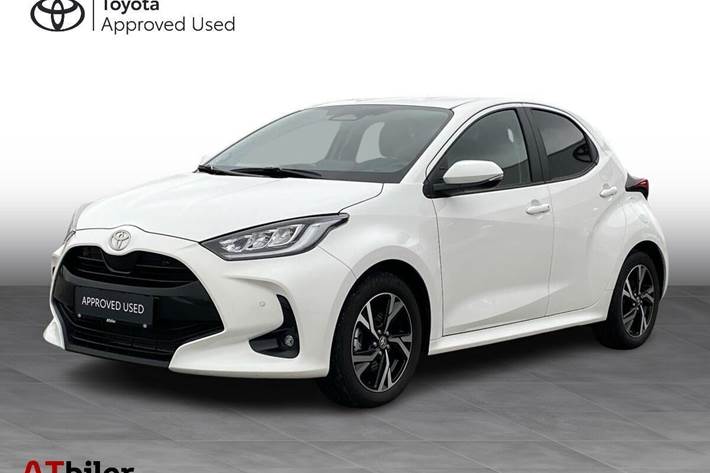 Hvid Toyota Yaris fra 2024 set udefra