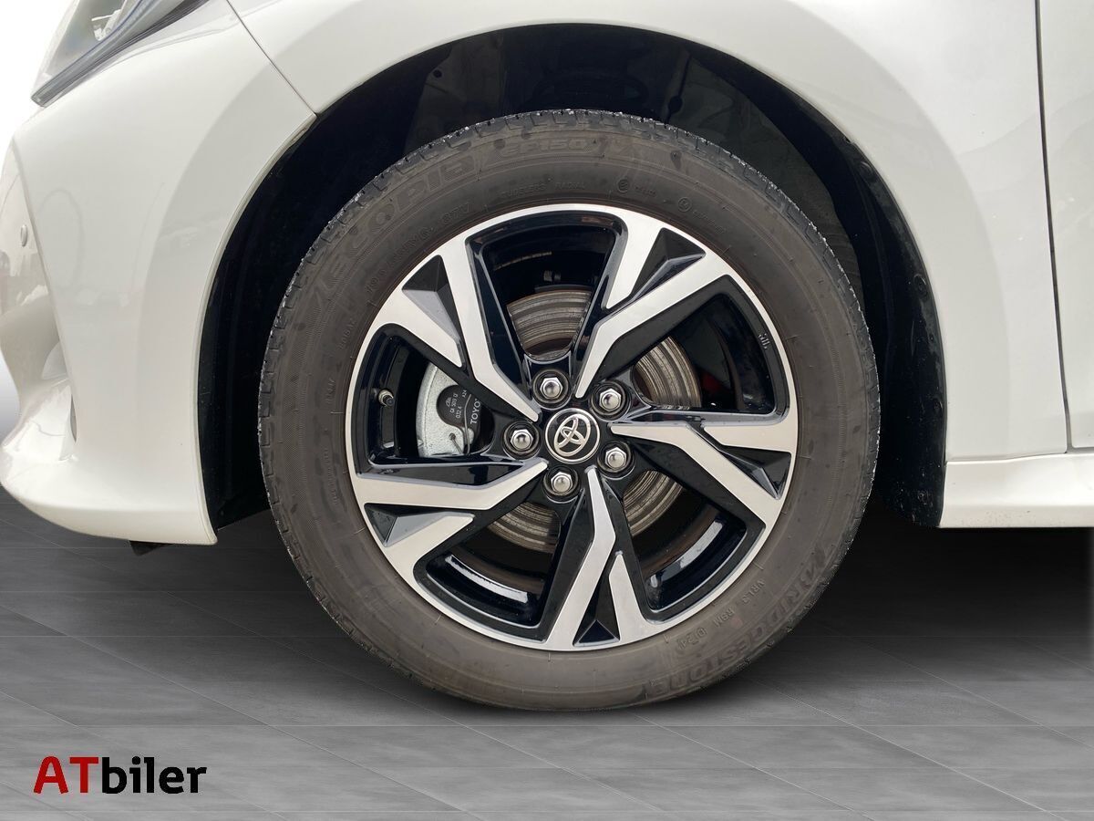 Hvid Toyota Yaris fra 2024