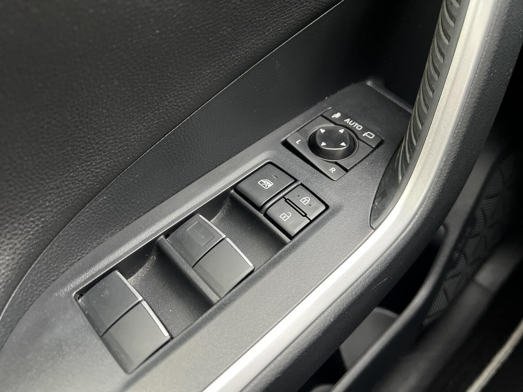 Hvid Toyota RAV4 fra 2019