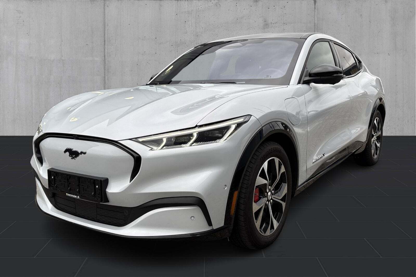 Hvid Ford Mustang Mach-E fra 2023