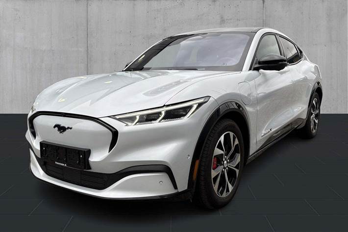 Hvid Ford Mustang Mach-E fra 2023 set udefra