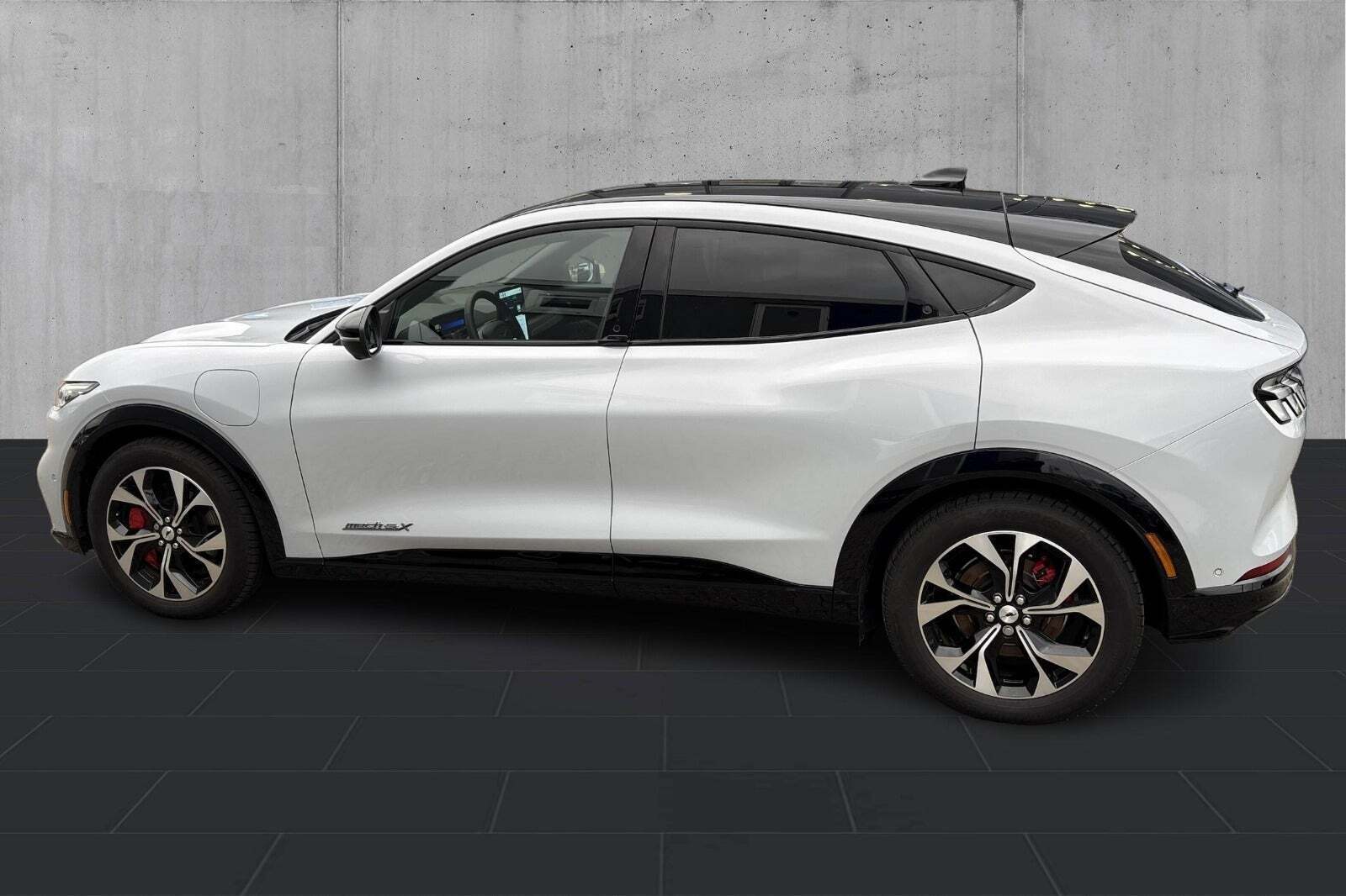 Hvid Ford Mustang Mach-E fra 2023