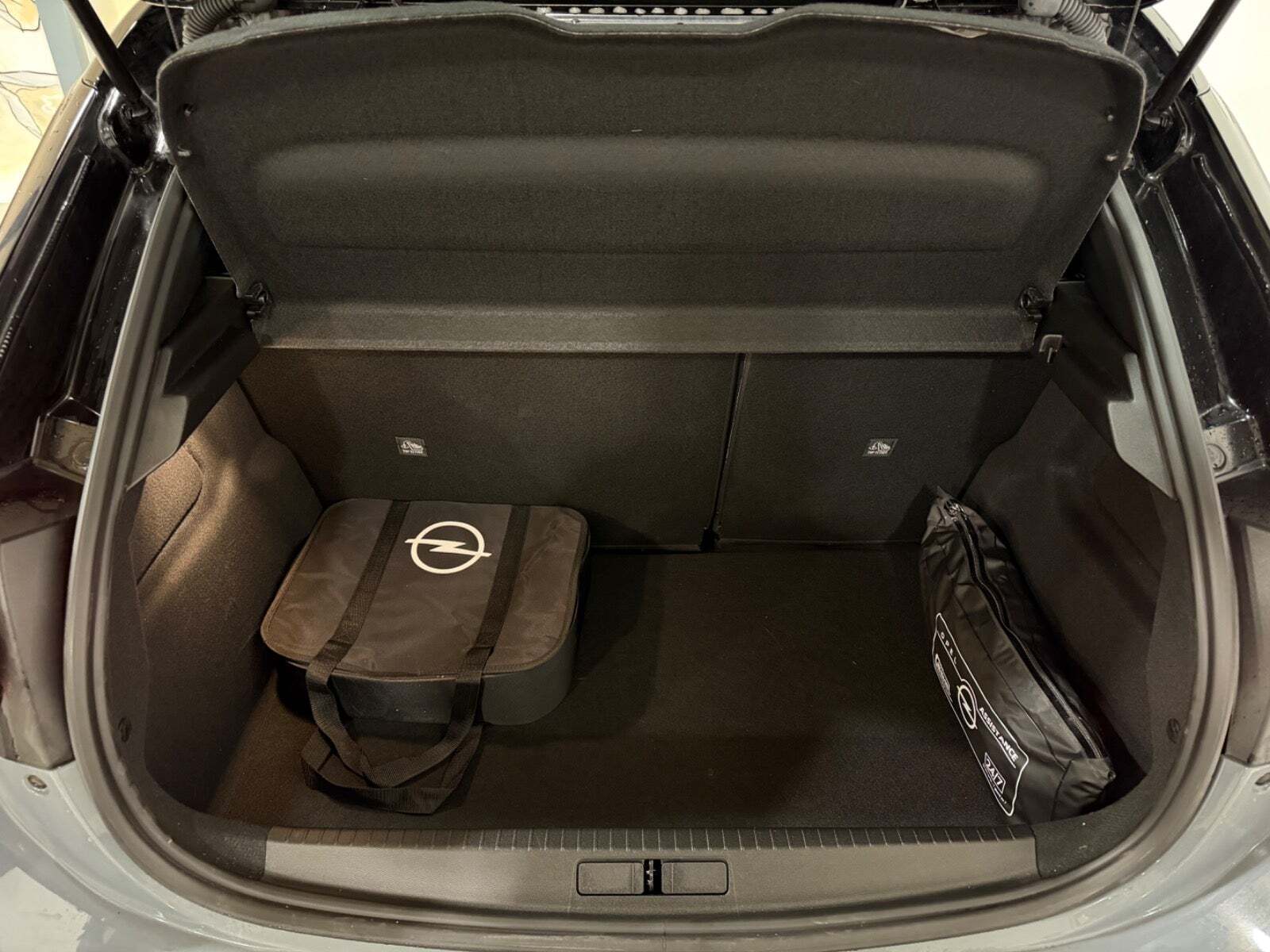 Grå Opel Corsa-e fra 2024