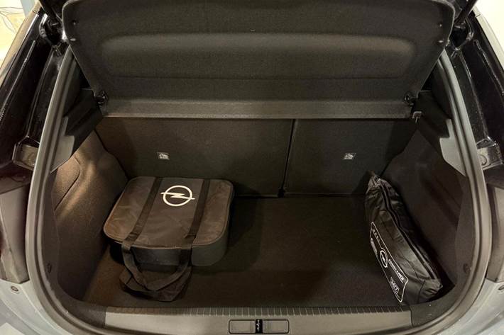 Grå Opel Corsa-e fra 2024