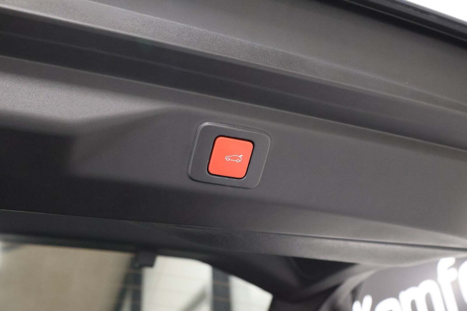 Grå Peugeot e-3008 fra 2024