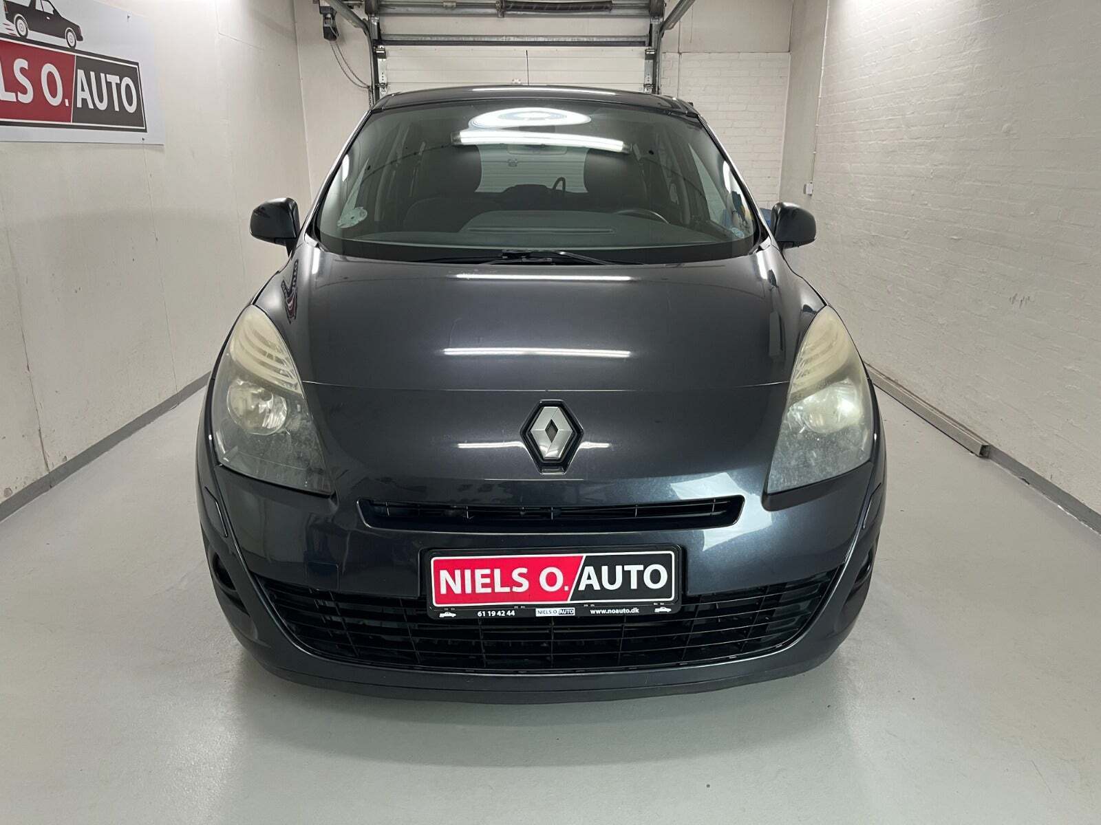 Grå Renault Grand Scenic III fra 2011