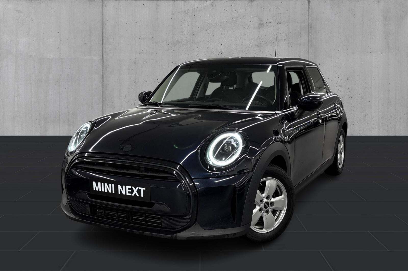 Sort Mini Cooper fra 2021 set udefra