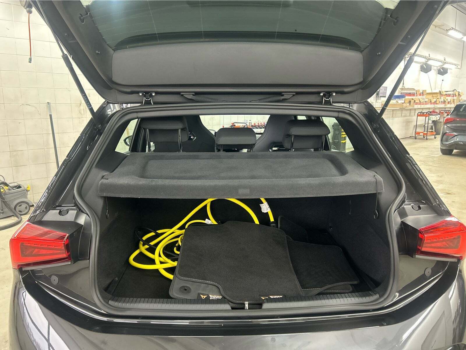 Grå Cupra Born fra 2023