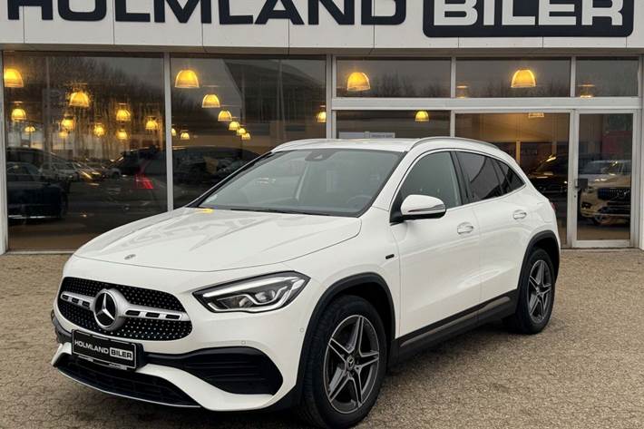 Hvid Mercedes GLA250 e fra 2021 set udefra