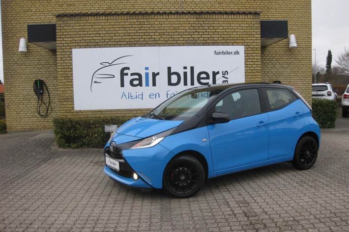 Blå Toyota Aygo fra 2016 set udefra