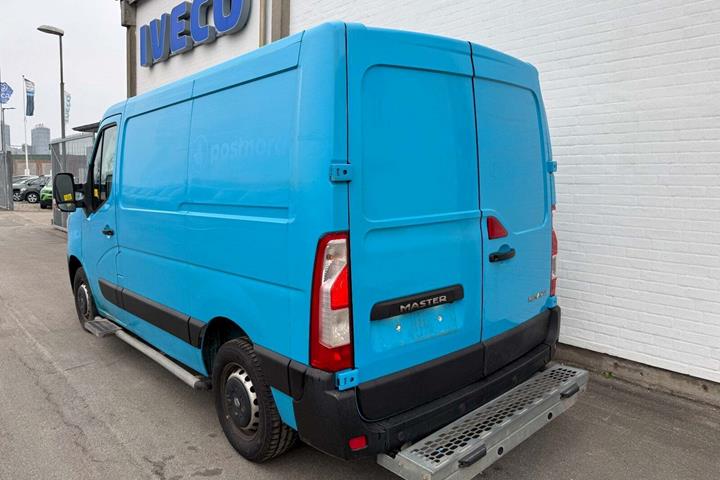 Blå Renault Master IV T33 fra 2019