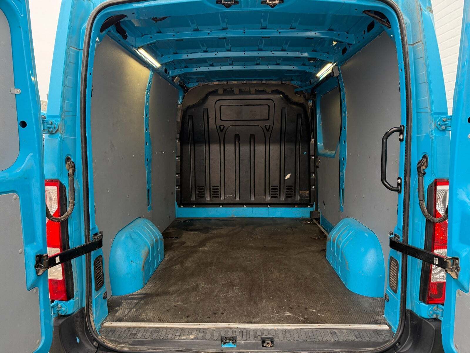 Blå Renault Master IV T33 fra 2019