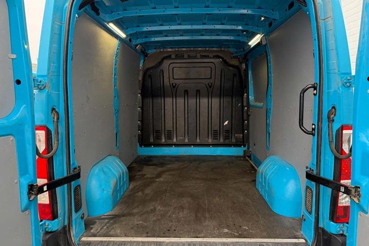 Blå Renault Master IV T33 fra 2019