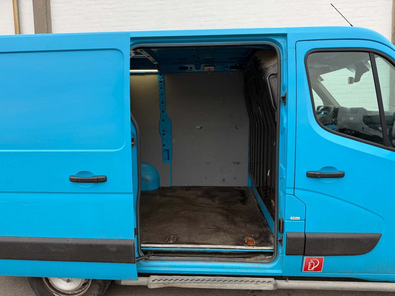 Blå Renault Master IV T33 fra 2019