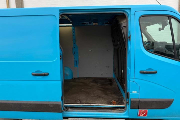 Blå Renault Master IV T33 fra 2019