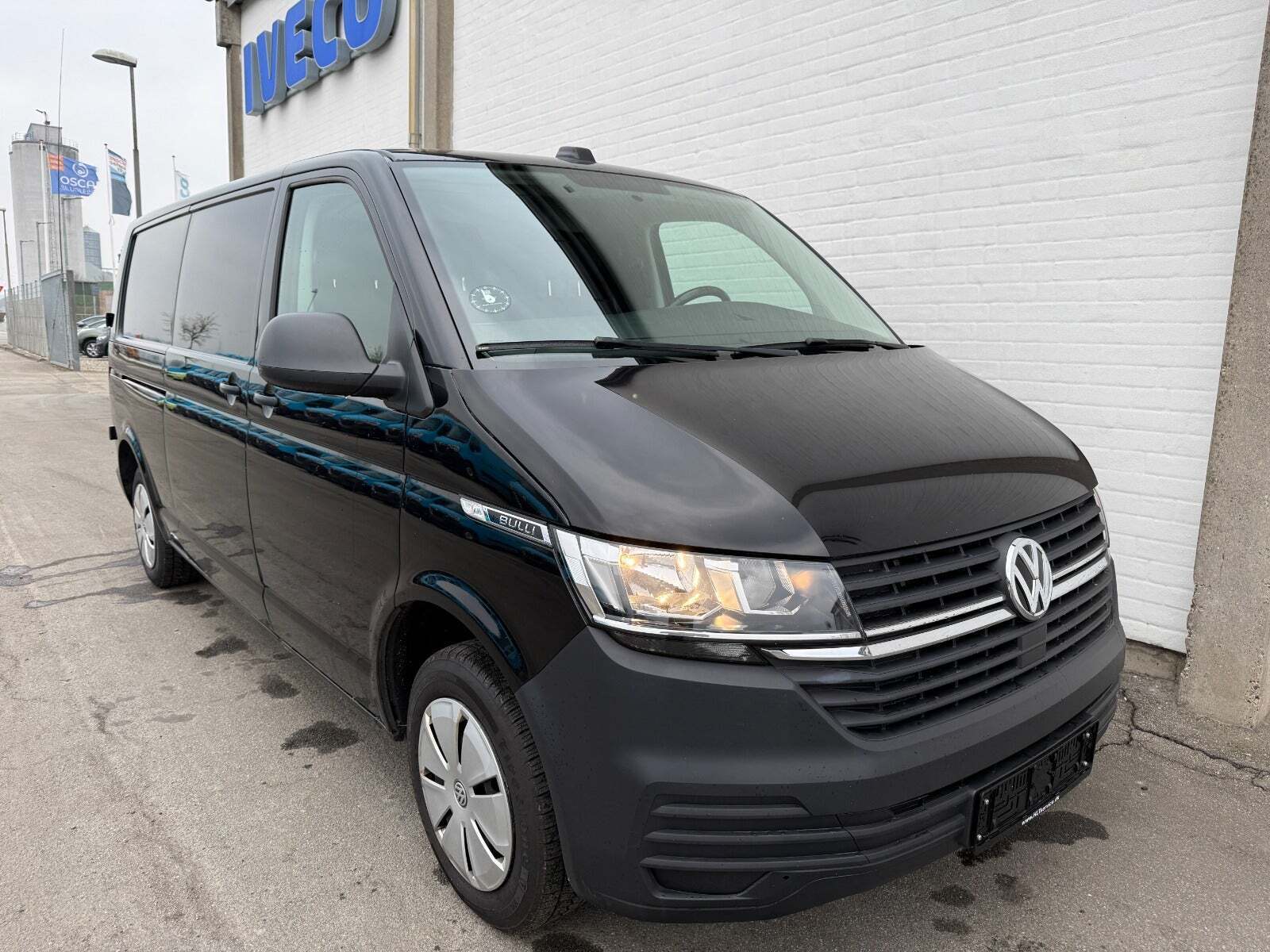 Sort VW Transporter fra 2021