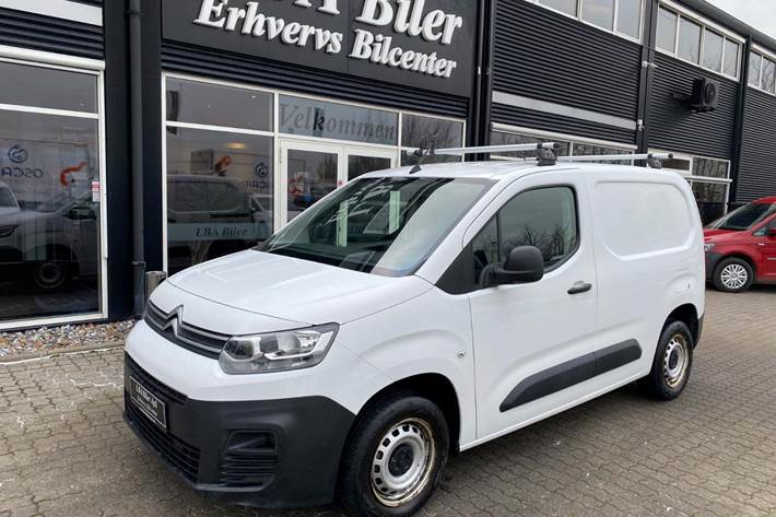 Hvid Citroën Berlingo fra 2020 set udefra