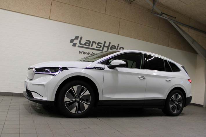 Hvid Skoda Enyaq fra 2024