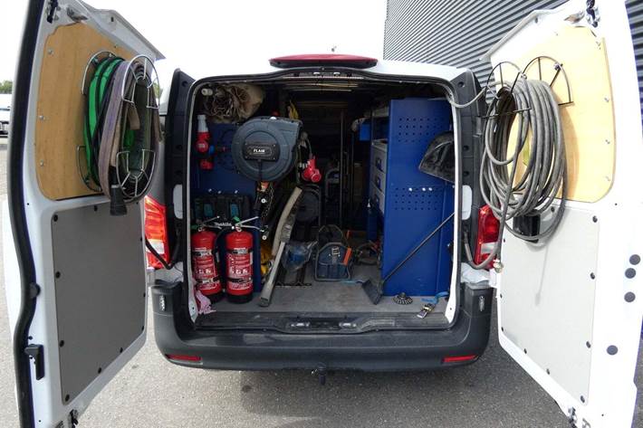 Hvid Mercedes Vito 114 fra 2025 set udefra